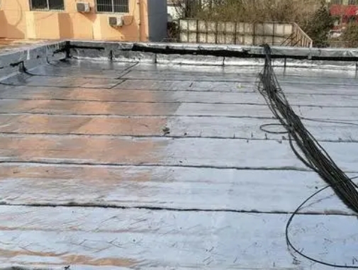南皮卫生间漏水维修公司分享下南皮屋面楼顶防水刚性防水层施工要点。